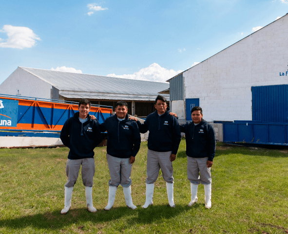 Parte del equipo de La Fortuna en el campo, trabajando juntos 